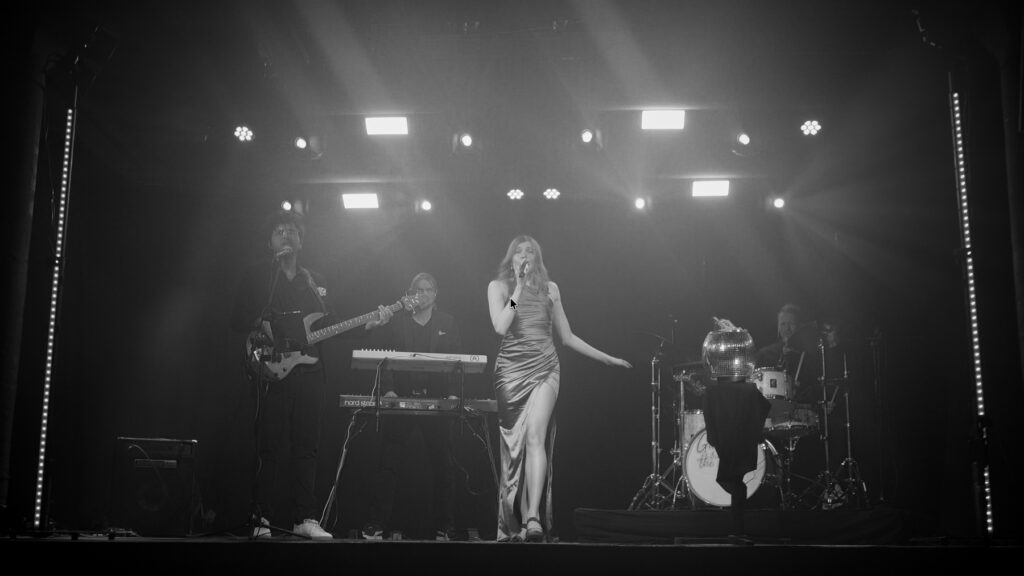 Ginnyandthetonics-on-stage-bw