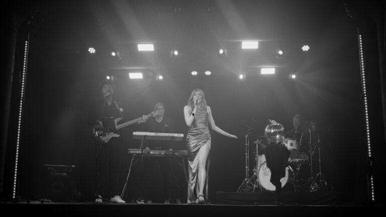 Ginnyandthetonics-on-stage-bw