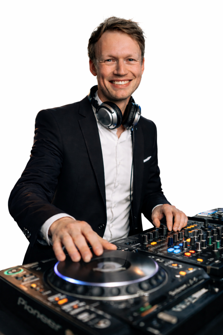 Ginny-and-the-Tonics-DJ-Chris