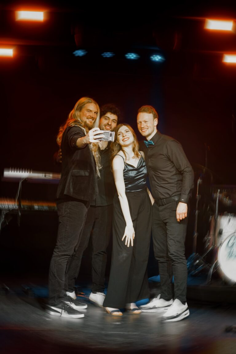 Ginny-and-the-tonics_Selfie_Band